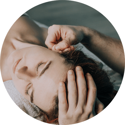 使用天然髮油按摩